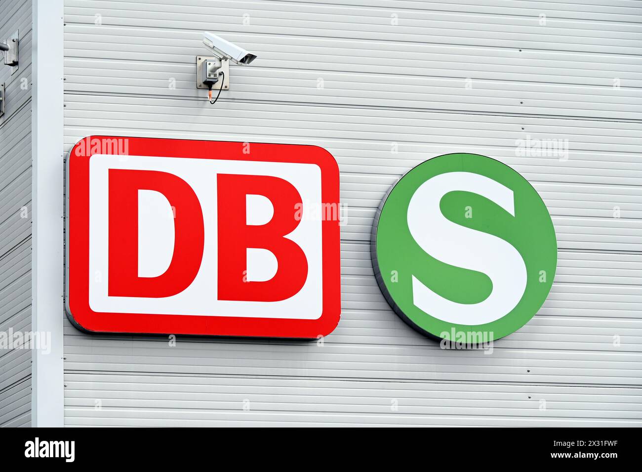 Colonia, Germania. 22 aprile 2024. Logo, lettere DB Deutsche Bahn e S Bahn credito: Horst Galuschka/dpa/Horst Galuschka dpa/Alamy Live News Foto Stock
