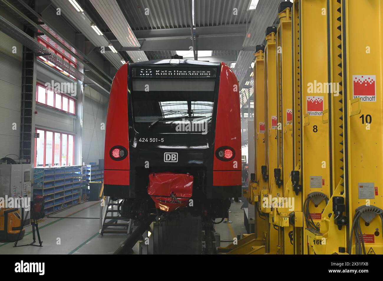 Colonia, Germania. 22 aprile 2024. L'ingresso alla presentazione dei nuovi treni S-Bahn di Go.Rheinland, Verkehrsverbund Rhein-Ruhr (VRR) e DB Regio NRW. Rendono la S-Bahn di Colonia pronta per il futuro nella rete S-Bahn di Colonia e stabiliscono nuovi standard Credit: Horst Galuschka/dpa/Horst Galuschka dpa/Alamy Live News Foto Stock