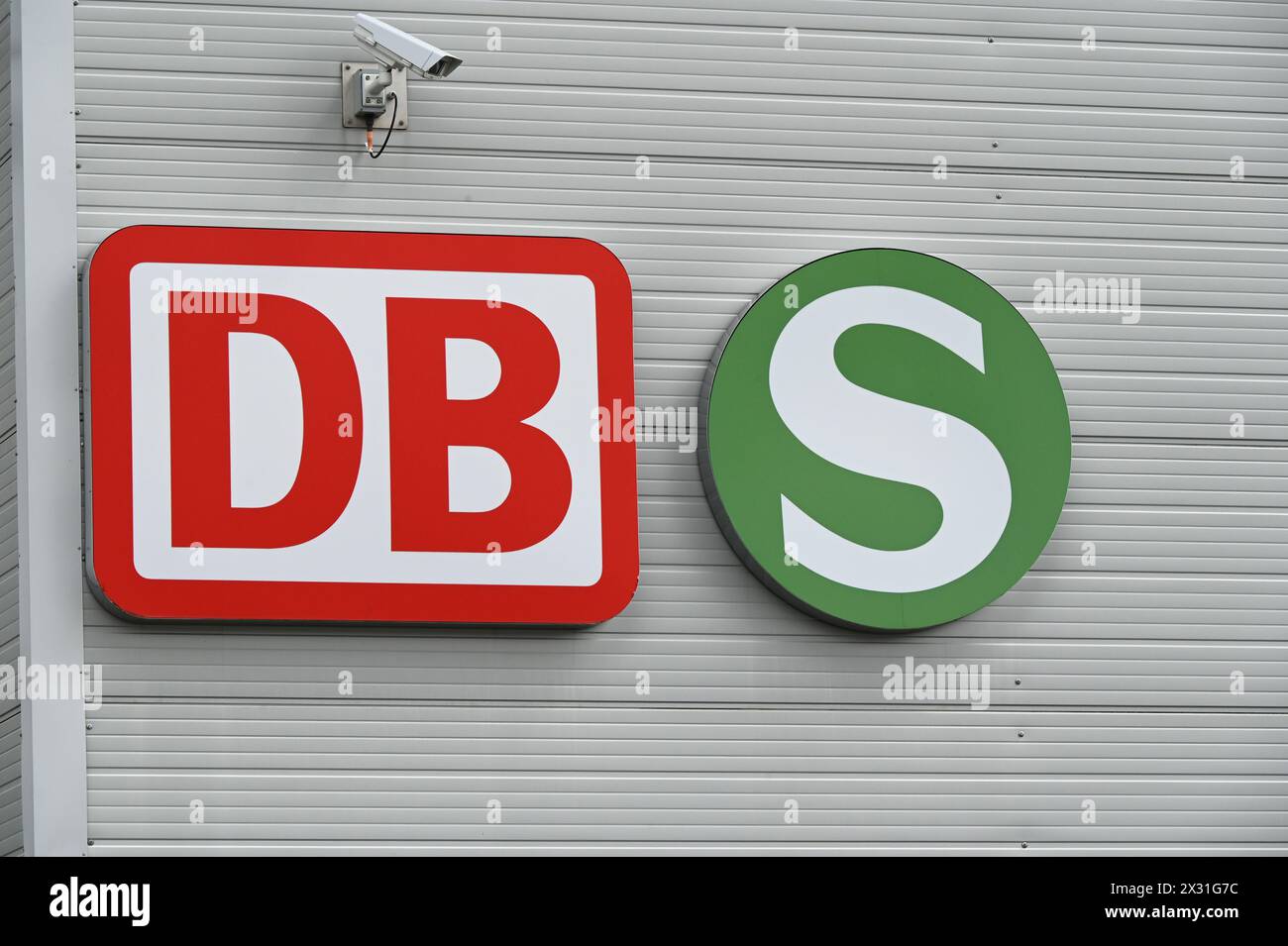 Colonia, Germania. 22 aprile 2024. Logo, lettere DB Deutsche Bahn e S Bahn credito: Horst Galuschka/dpa/Horst Galuschka dpa/Alamy Live News Foto Stock