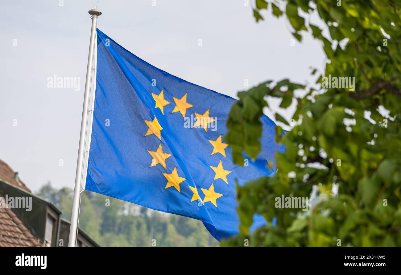 In der Stadt Zug direkt beim SEE weht die Fahne der Europäischen Union (EU) im Wind. (Zugo, Svizzera, 07.05.2022) Foto Stock