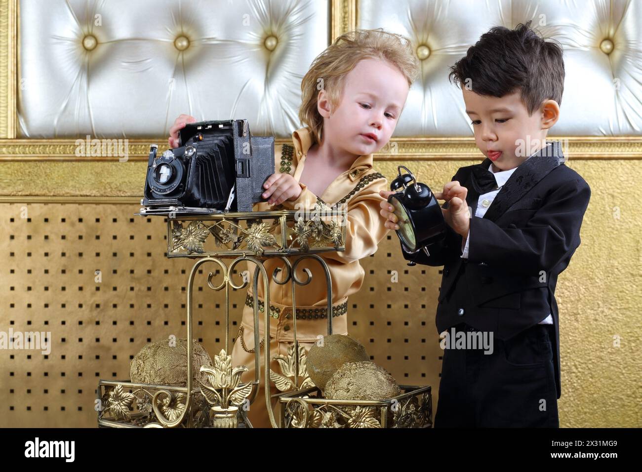 Ragazzi che guardano la telecamera e la sveglia Foto Stock