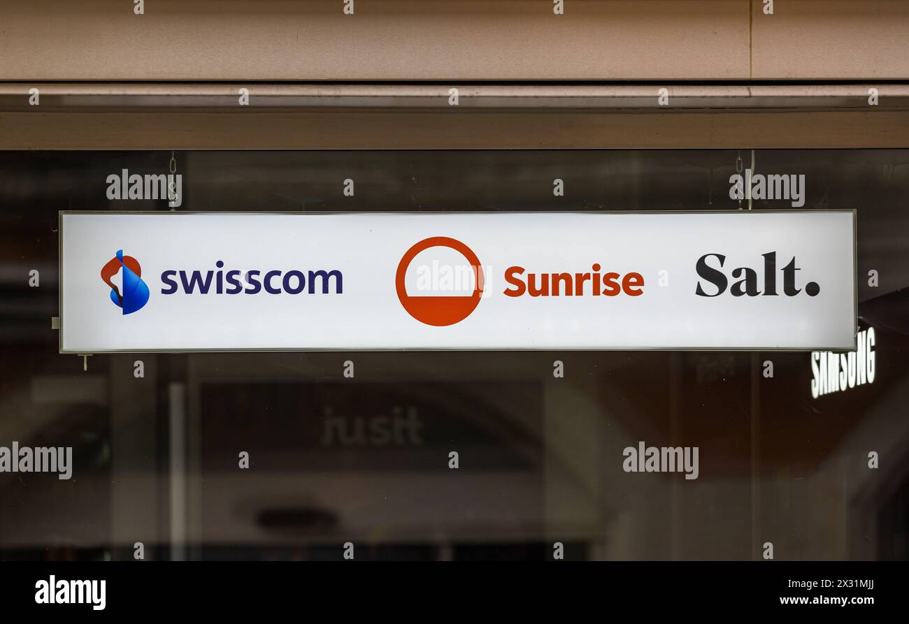 Logo der drei grössten, in der Schweiz verfügbaren, Telekommunikationsanbieter Swisscom, Sunrise und Salt. (Sciaffusa, Svizzera, 06.11.2022) Foto Stock
