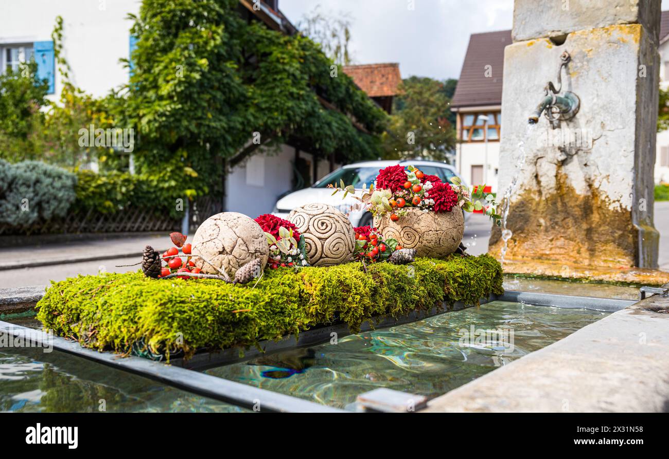 Ein Brunnen in Rafz ist für die Herbstmesse festlich dekoriert worden. (Rafz, Schweiz, 25.09.2022) Foto Stock