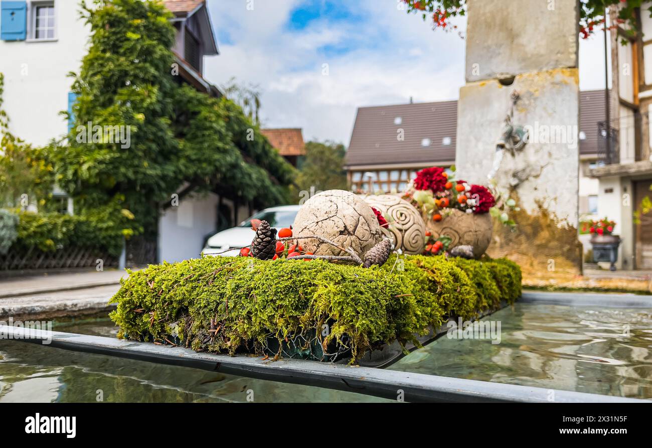 Ein Brunnen in Rafz ist für die Herbstmesse festlich dekoriert worden. (Rafz, Schweiz, 25.09.2022) Foto Stock
