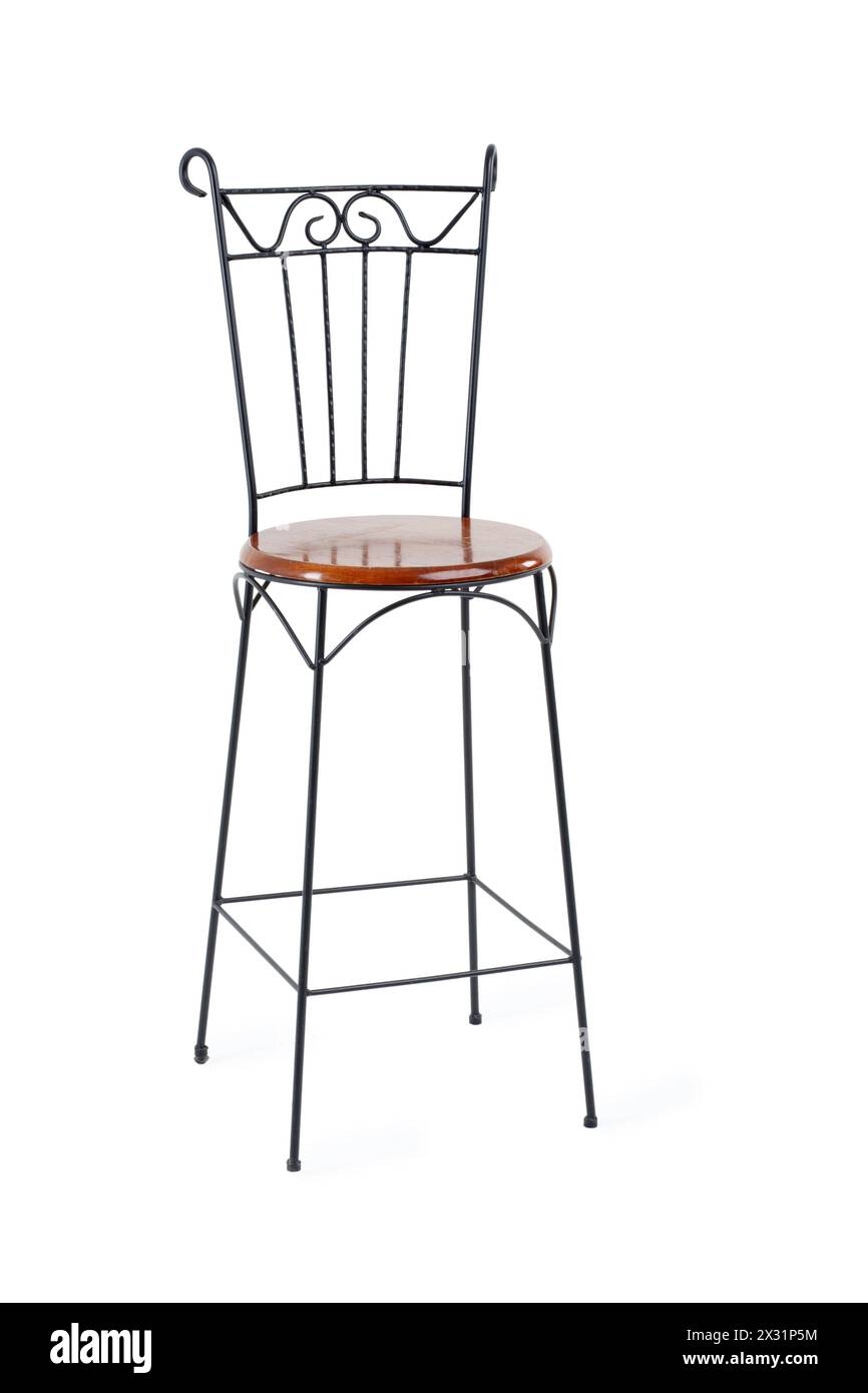 Alta sedia in ferro battuto con seduta in legno isolata su sfondo bianco. Foto Stock
