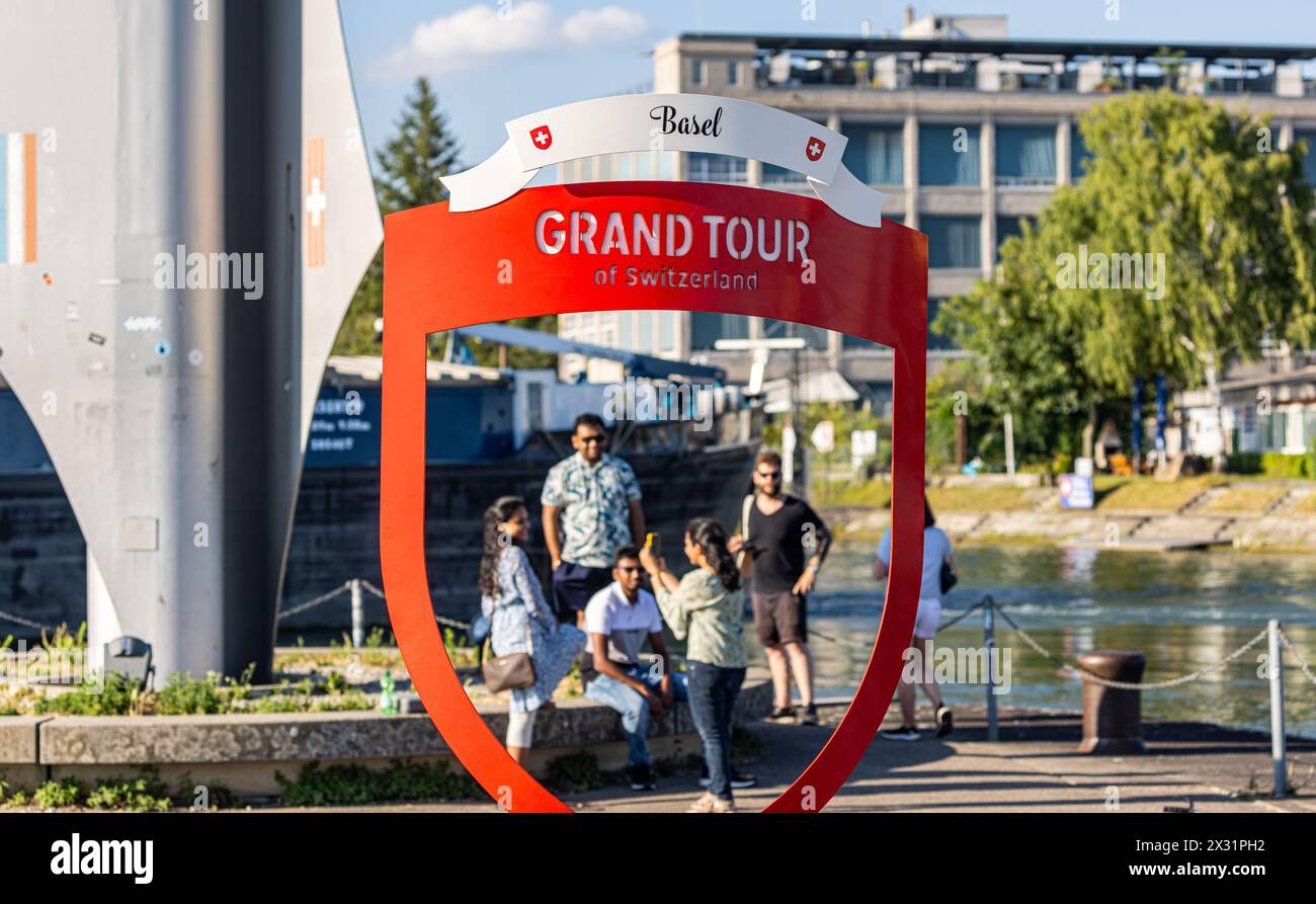 Der Fotopunkt der Grand Tour della Svizzera bei Dreiländereck a Basilea. Dahinter einige Touristen, welche die Schweiz besuchen. (Basilea, Svizzera, 21,07 Foto Stock