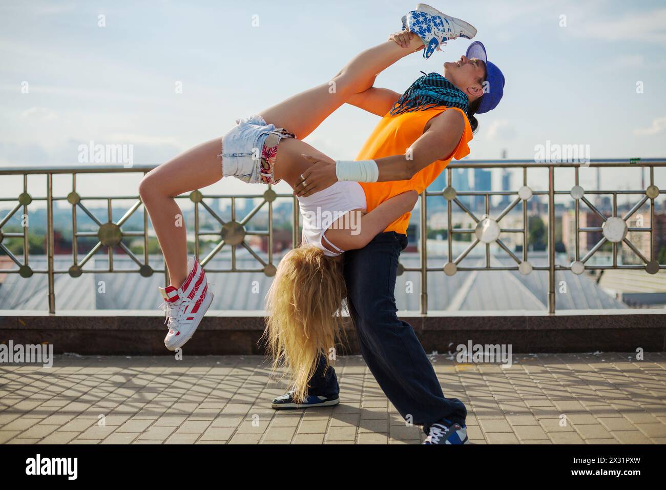 Bella coppia che fa acrobazie nella danza di strada Foto Stock