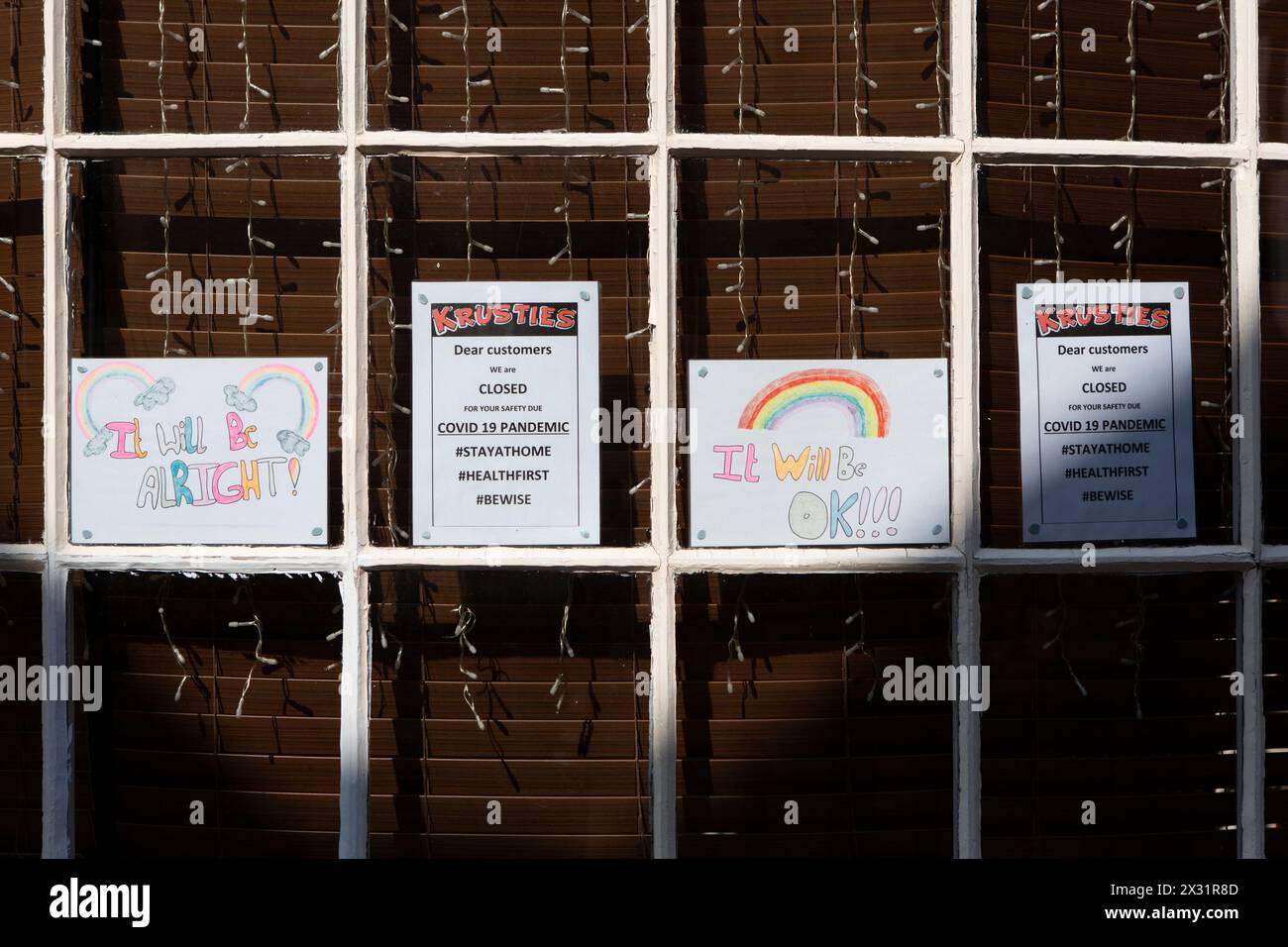 I messaggi arcobaleno per bambini dicono “andrà tutto bene” e “andrà tutto bene” e i messaggi sul coronavirus nella vetrina del negozio di panini “Krusties” di York Foto Stock