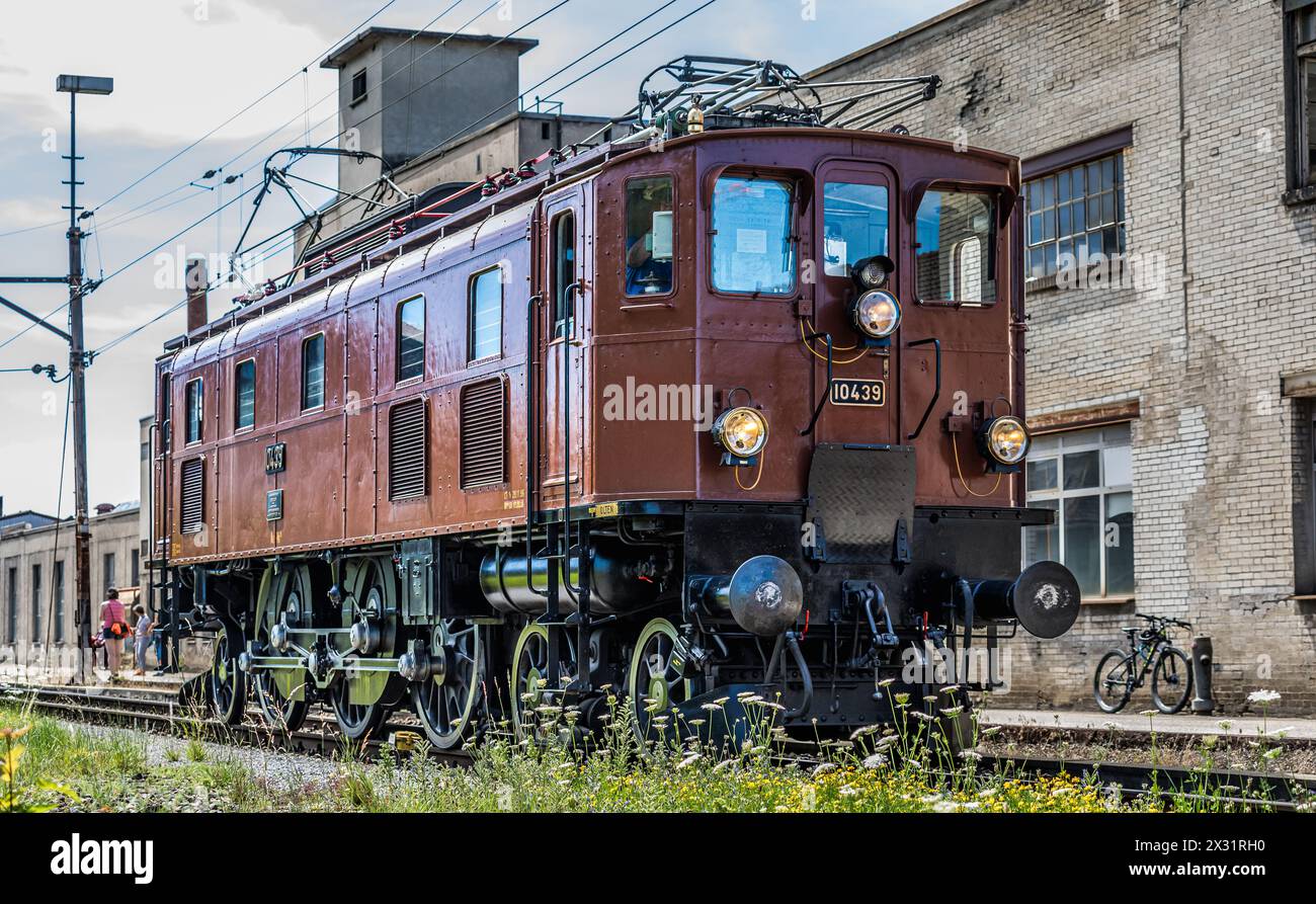 Eine FFS Ae 2/6 II auf Fitnessfahrt vor dem Lokomotivdepot von SBB Historic beim Bahnhof Olten. (Olten, Schweiz, 09.07.2022) Foto Stock