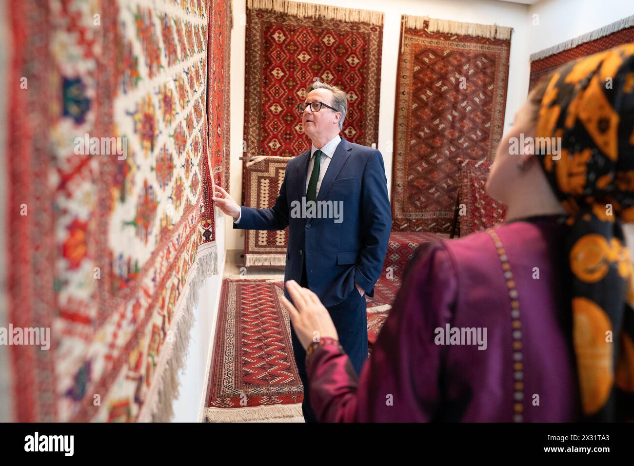 Il Segretario degli Esteri David Cameron visita il National Carpet Museum di Ashgabat in Turkmenistan durante la sua visita di cinque giorni in Asia centrale. Data foto: Mercoledì 24 aprile 2024. Foto Stock