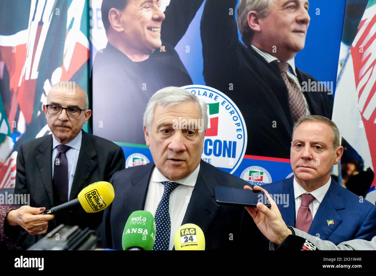 Il segretario nazionale di FI, Antonio Tajani in occasione della conferenza stampa con Michele cossa, candidato sardo alle europee, (sx), Pietro Pittalis FI (dx)presso la sede nazionale forza Italia a Roma, Mercoled&#xec;, 24 aprile 2024 (foto Mauro Scrobogna / LaPresse) il segretario nazionale di FI, Antonio Tajani alla conferenza stampa con Michele Cossa (a sinistra), candidato sardo alle elezioni europee, Pietro Pittalis FI presso la sede nazionale di forza Italia presso la sede nazionale di forza Italia a Roma, mercoledì 24 aprile 2024 (foto di Mauro Scrobogna / LaPresse) Foto Stock