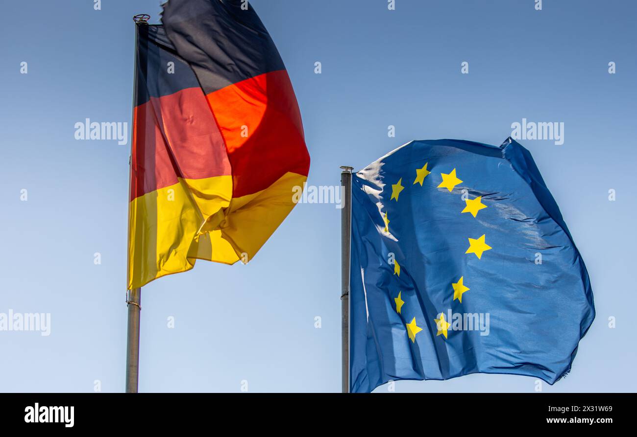 Die Fahne Deutschlands und die der Europäischen Union wehen im Wind. (Friedrichshafen, Deutschland, 21.08.2022) Foto Stock