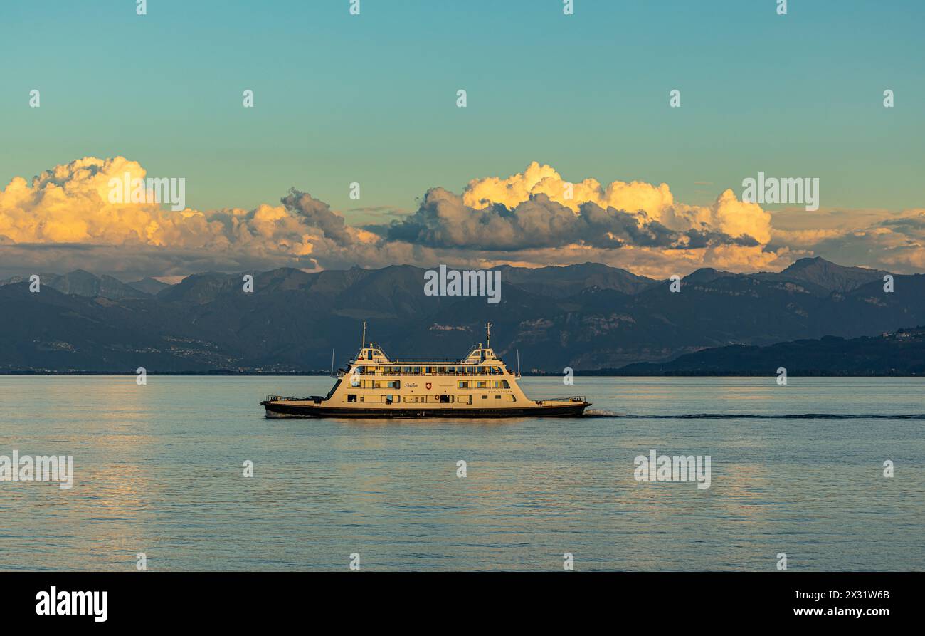 In den Abendstunden fährt die Autofähre Romanshorn den Hafen von Friedrichshafen an. (Romanshorn, Svizzera, 21.08.2023) Foto Stock