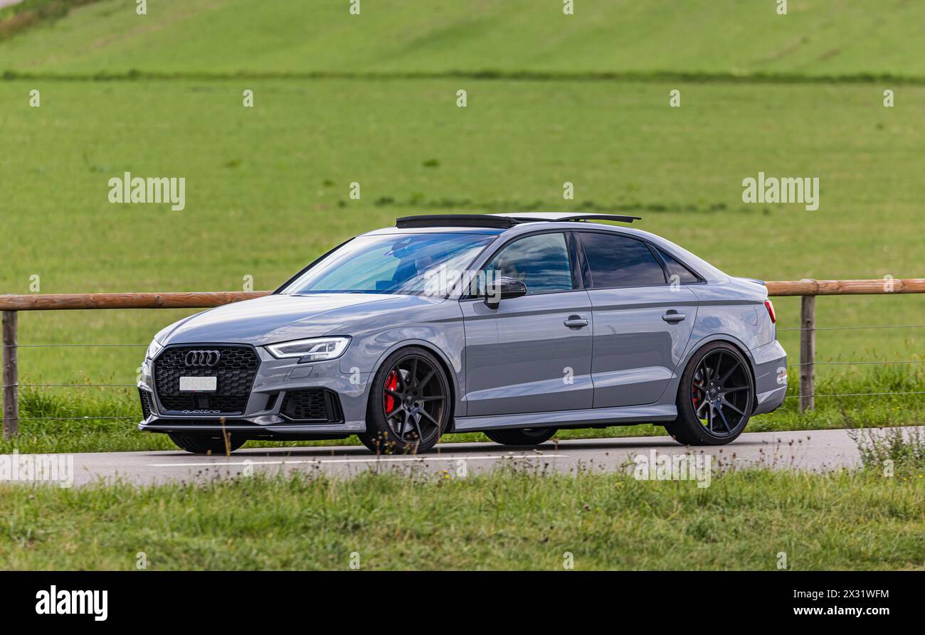 Ein grauer Audi RS 3 auf einer Strassen ausserorts im Kanton Zürich. Es ist ein Audi RS3 der 3. Generazione. (Oberglatt, Schweiz, 29.08.2022) Foto Stock