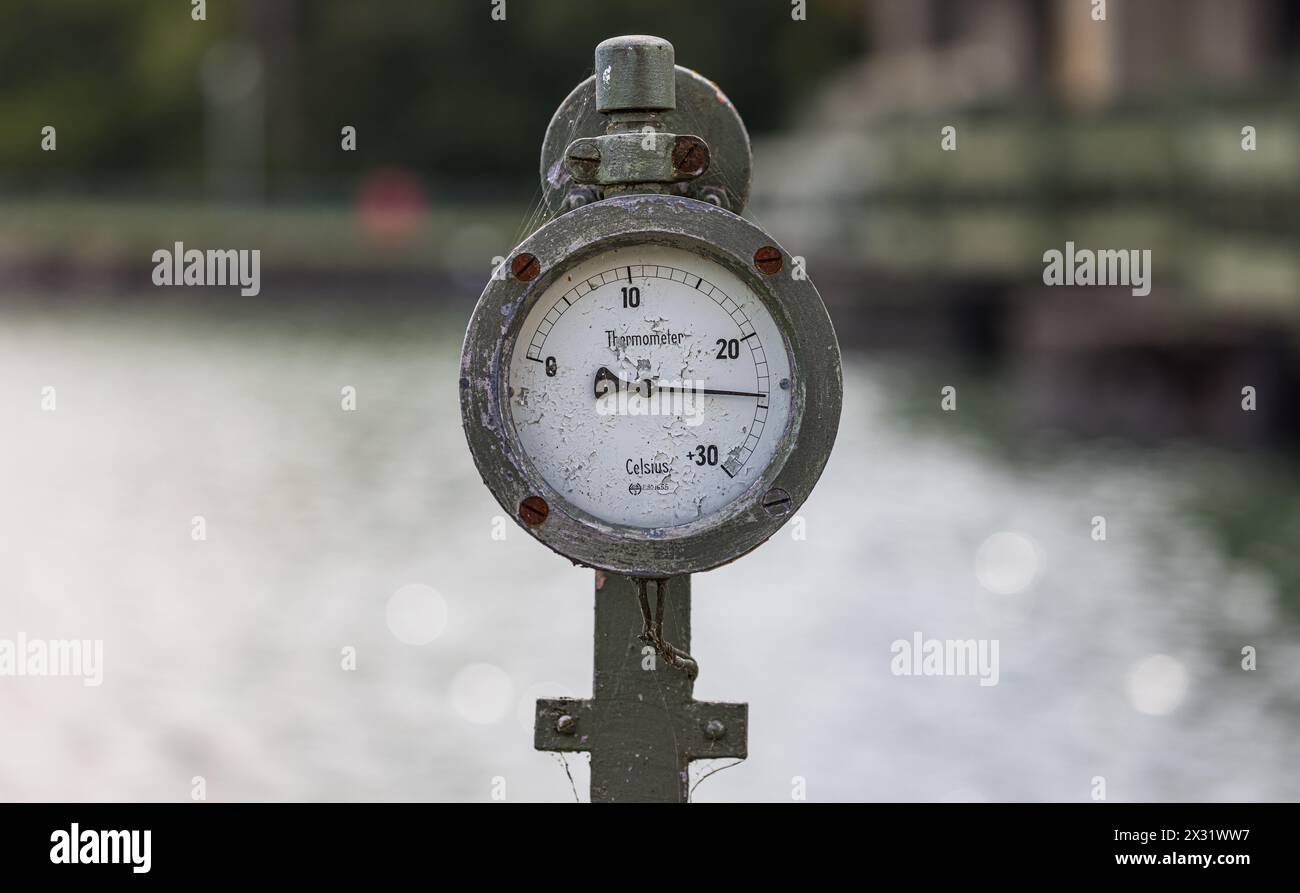 Ein Thermometer beim Kraftwerk Klingnau zeigt an, wie warm das Wasser in der Aare ist. Knapp 24 Grad ist es am Ende des Sommers. (Coblenza, Svizzera, 30 Foto Stock