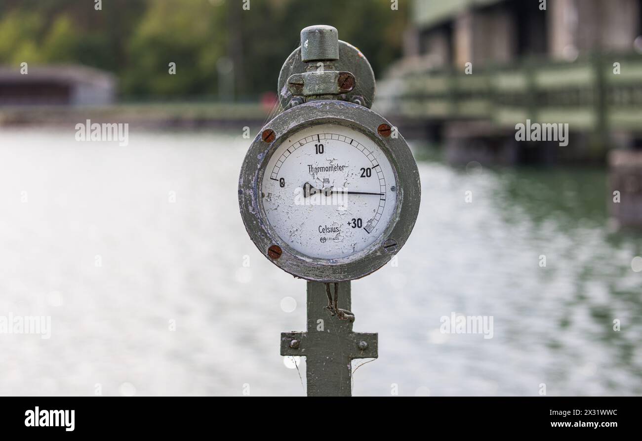 Ein Thermometer beim Kraftwerk Klingnau zeigt an, wie warm das Wasser in der Aare ist. Knapp 24 Grad ist es am Ende des Sommers. (Coblenza, Svizzera, 30 Foto Stock