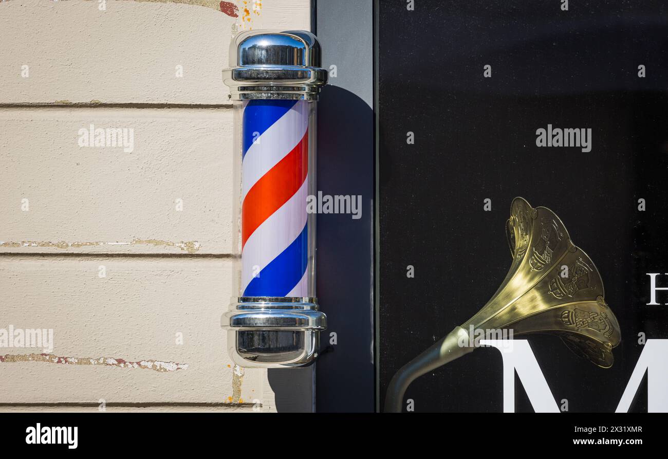 Die Barber-Pole ist ein Erkennungszeichen für Barber-Shops. (Zürich, Svizzera, 26.06.2022) Foto Stock