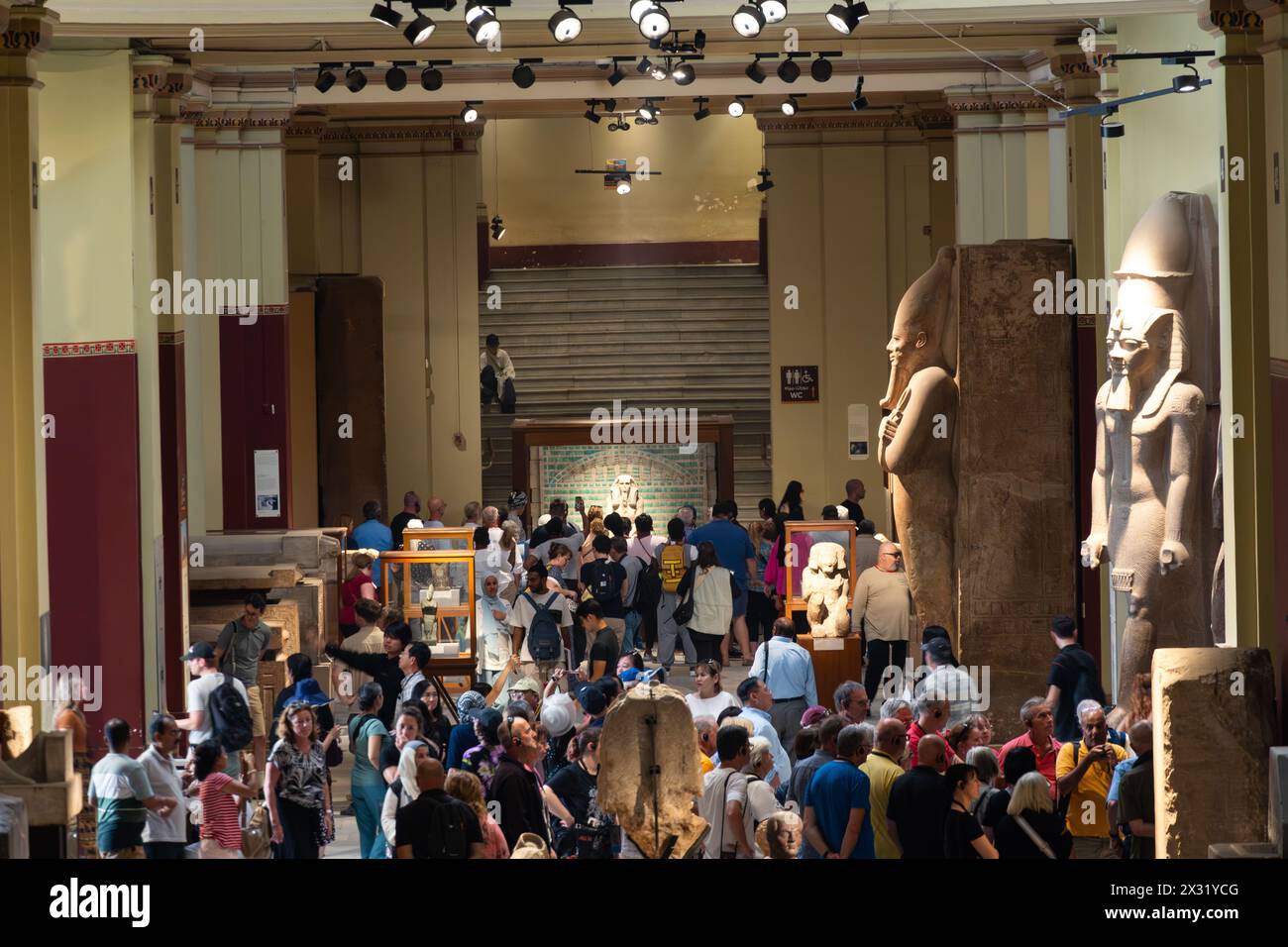 Cairo, Egitto - 14 novembre 2023: I turisti visitano l'interno del Museo Egizio del Cairo con molte statue e altri manufatti risalenti all'antichità Foto Stock