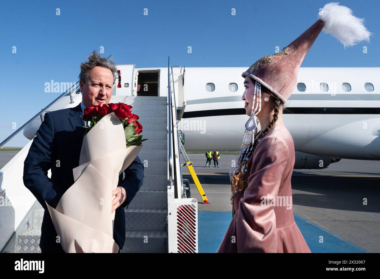 Il Segretario degli Esteri Lord David Cameron arriva all'aeroporto di Nur Sultan/Astana, in Kazakistan. Data foto: Mercoledì 24 aprile 2024. Foto Stock