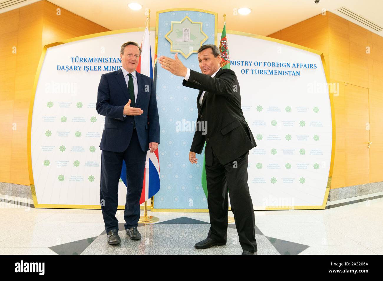 Il ministro degli Esteri David Cameron (a sinistra) incontra il ministro degli Esteri Rashid Meredov presso il ministero degli Esteri di Ashgabat, Turkmenistan, durante la sua visita di cinque giorni in Asia centrale. Data foto: Mercoledì 24 aprile 2024. Foto Stock