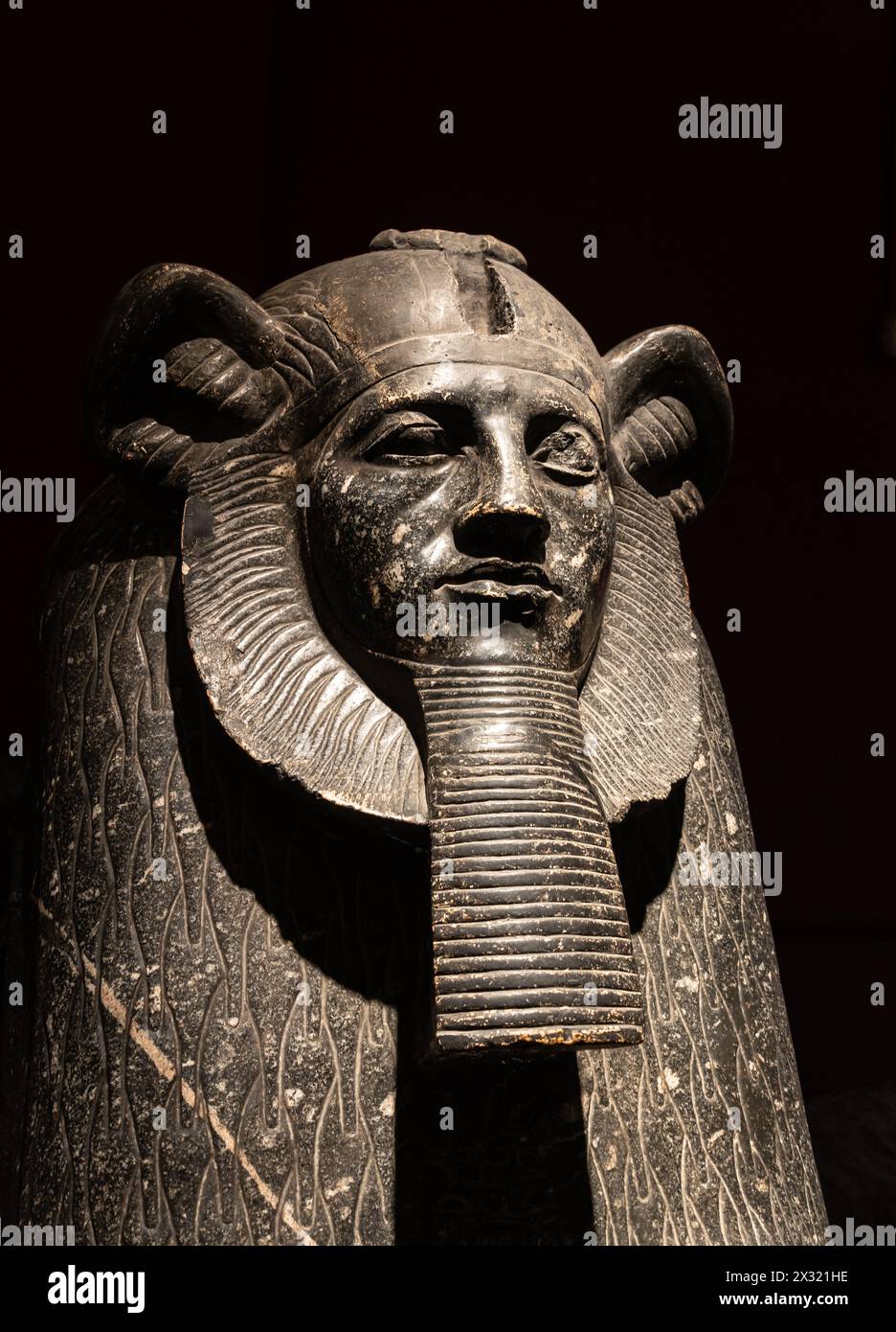 Cairo, Egitto - 14 novembre 2023: La Sfinge di Amenemhat III in granito, è esposta nel Museo egizio del Cairo vicino a piazza Tahrir. Foto Stock