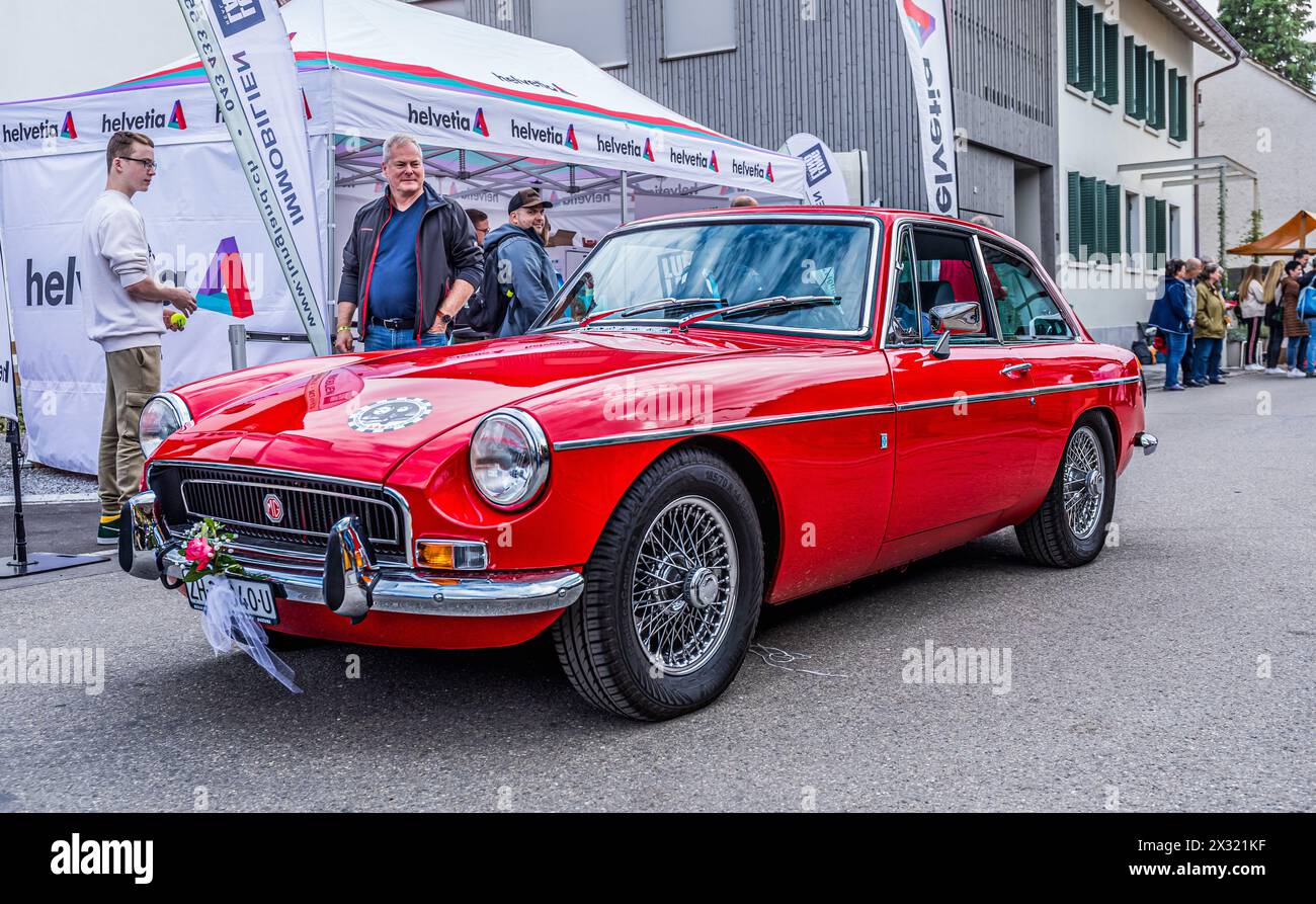 Ein MG MGB GT mit Baujahr 1974 fährt während dem Oldtimercorso an der Herbstmesse Rafz durch die Zürcher Unterlandgemeinde. (Rafz, Schweiz, 25.09.202 Foto Stock