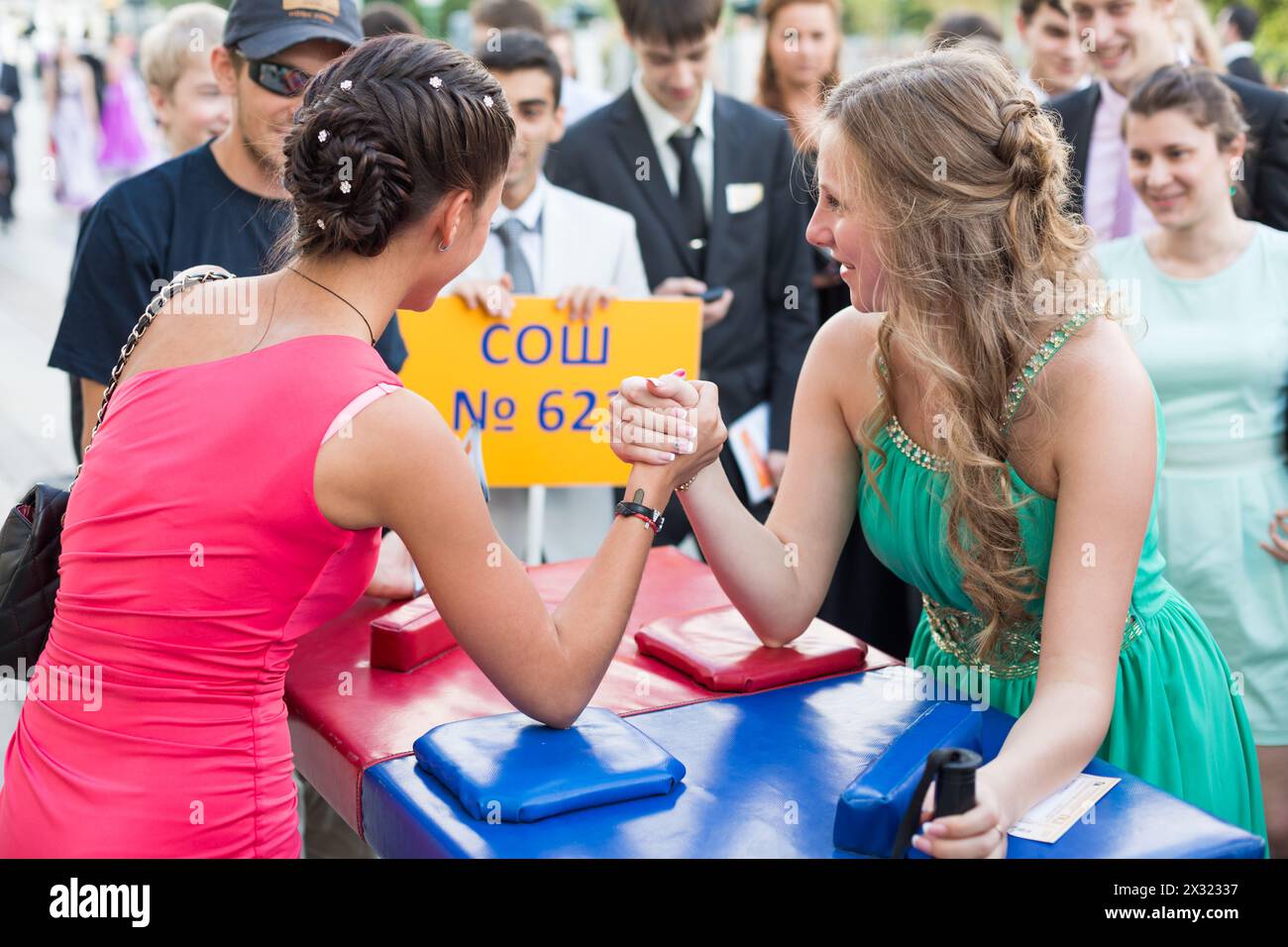 MOSCA - JUN 23: Le ragazze si laureano in bei vestiti sono misurate la forza per strada il 23 giugno 2013 a Mosca, Russia. Foto Stock