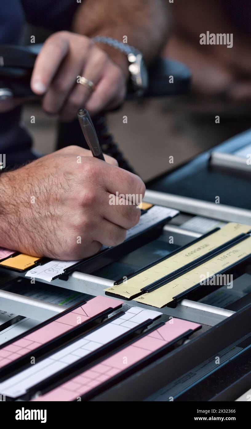 L'Italia, Bari, aeroporto internazionale di volo della torre di controllo, il controllore di volo lavorando Foto Stock