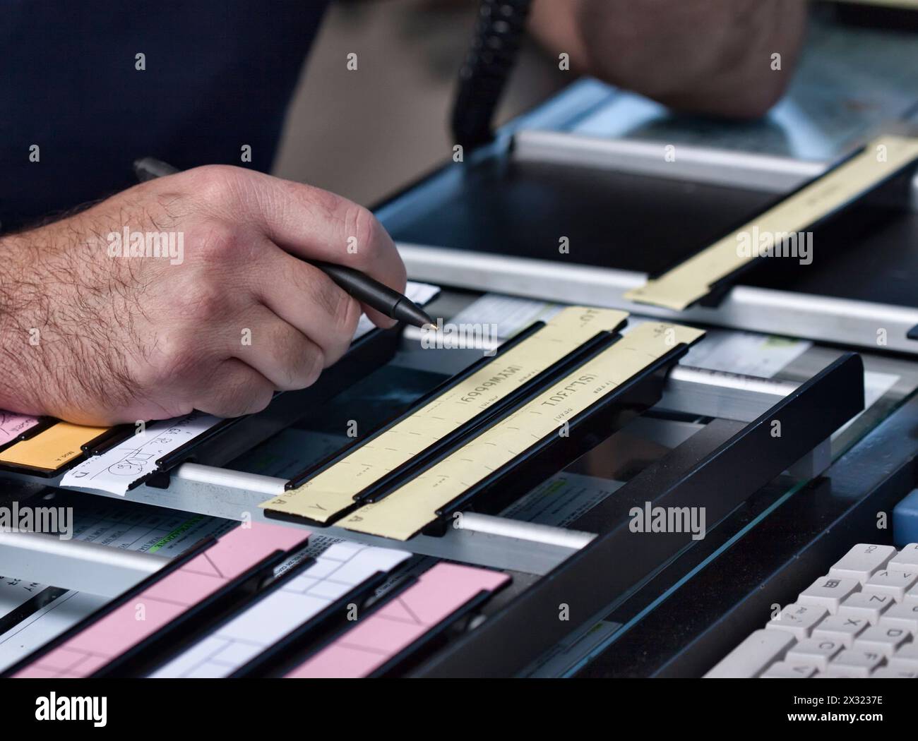L'Italia, Bari, aeroporto internazionale di volo della torre di controllo, il controllore di volo lavorando Foto Stock