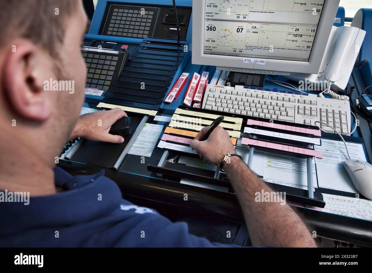 L'Italia, Bari, aeroporto internazionale di volo della torre di controllo, il controllore di volo lavorando Foto Stock