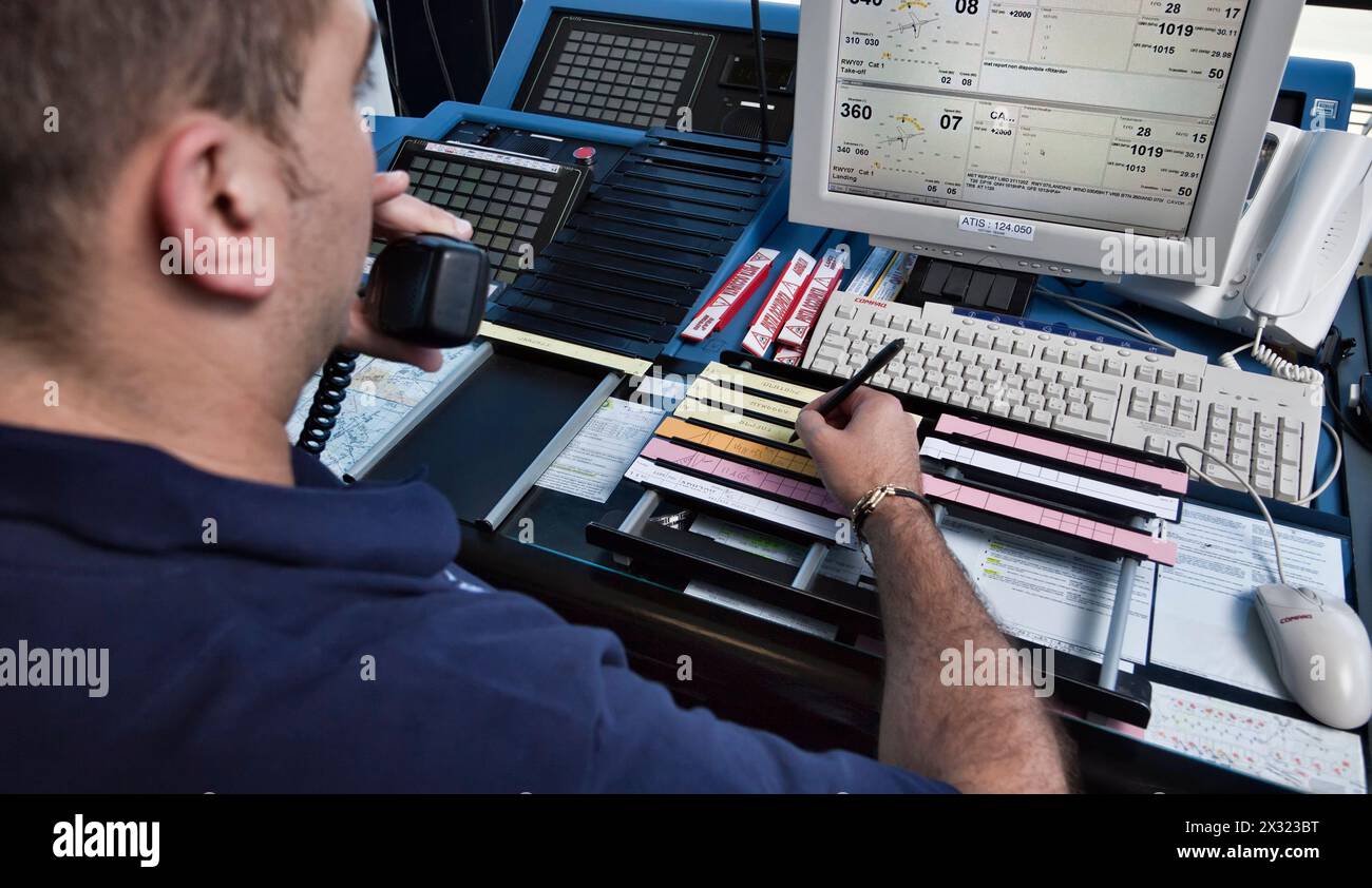 L'Italia, Bari, aeroporto internazionale di volo della torre di controllo, il controllore di volo lavorando Foto Stock