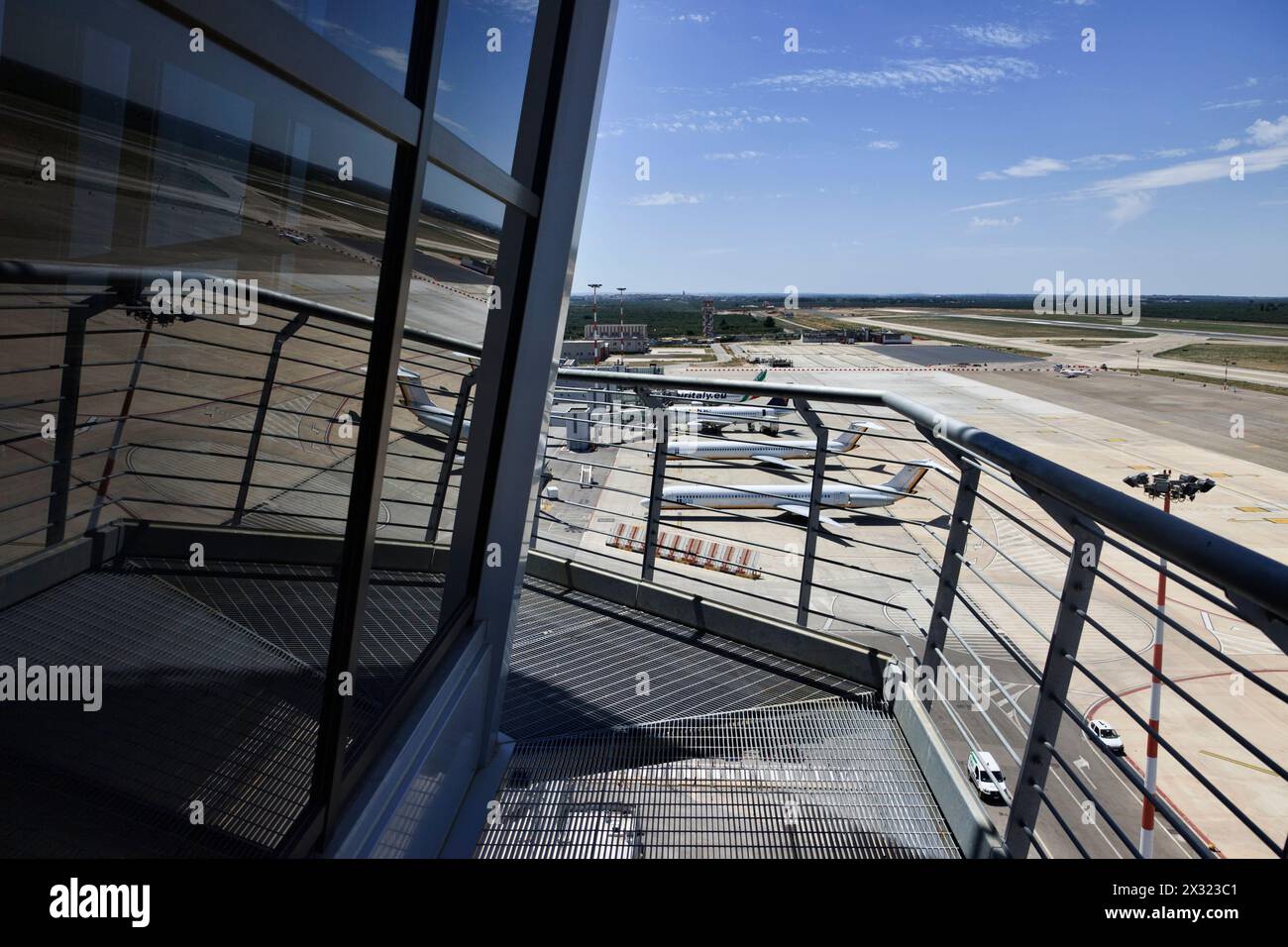 L'Italia, l'aeroporto internazionale di Bari si vede dal volo di torre di controllo Foto Stock