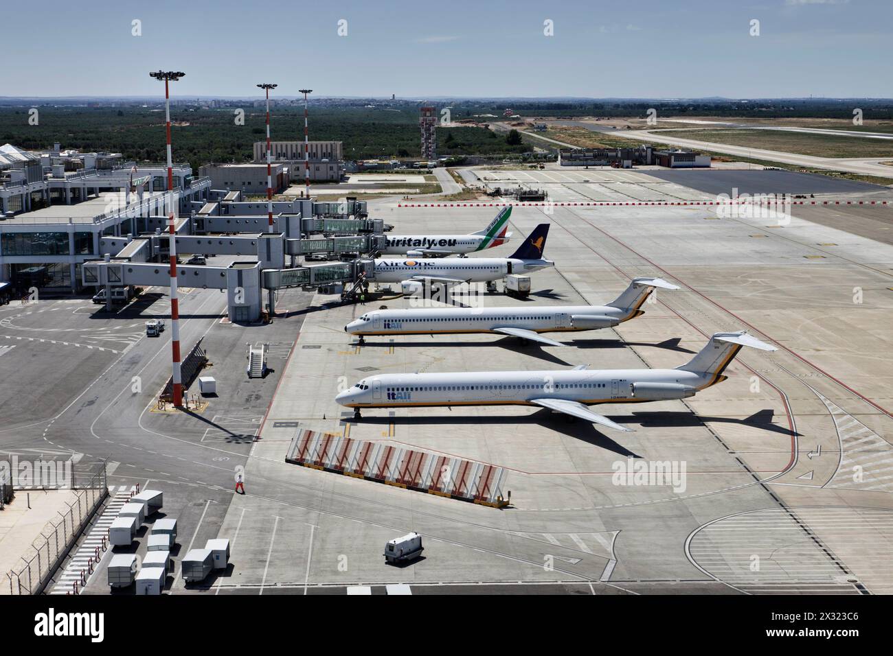 L'Italia, l'aeroporto internazionale di Bari si vede dal volo di torre di controllo Foto Stock
