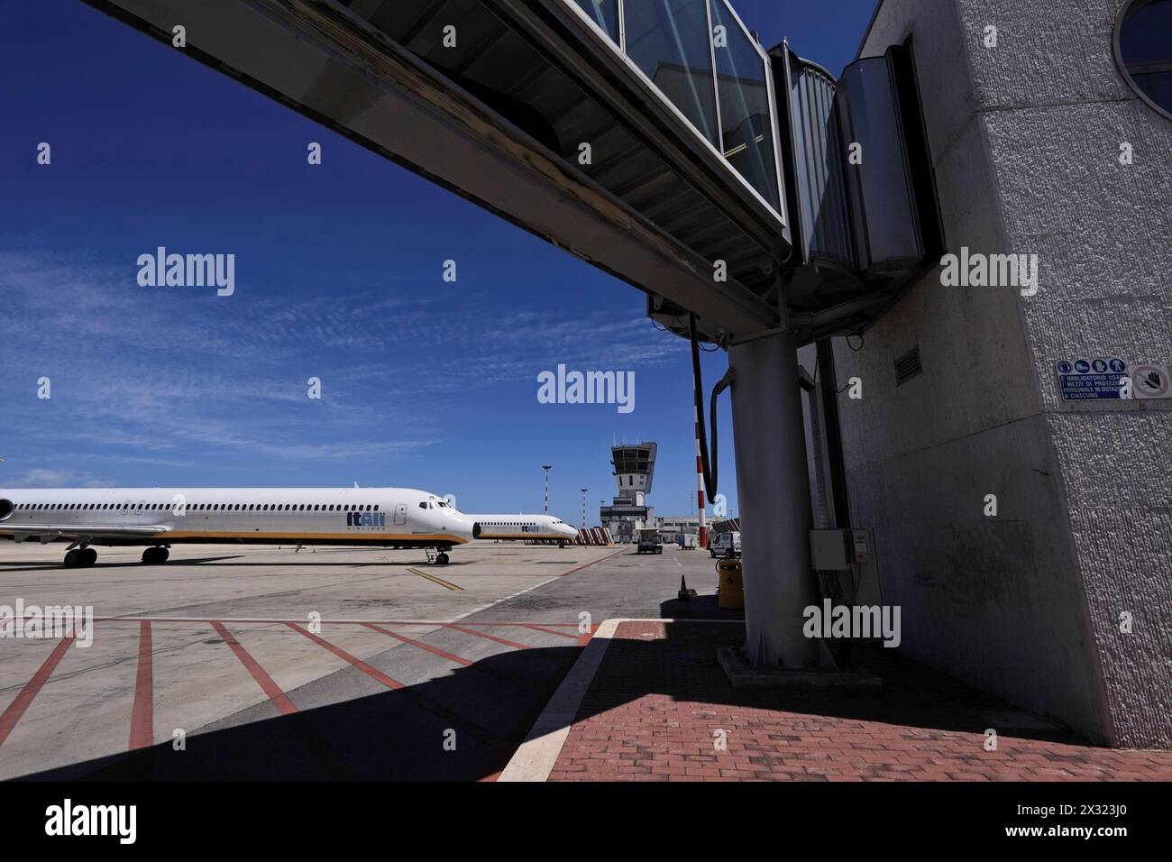 L'Italia, Bari, aeroporto internazionale di volo della torre di controllo e gli aerei parcheggiati Foto Stock