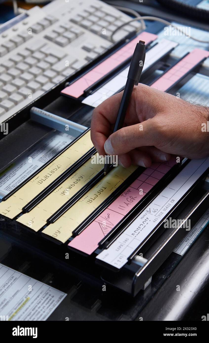 L'Italia, Bari, aeroporto internazionale di volo della torre di controllo, il controllore di volo lavorando Foto Stock