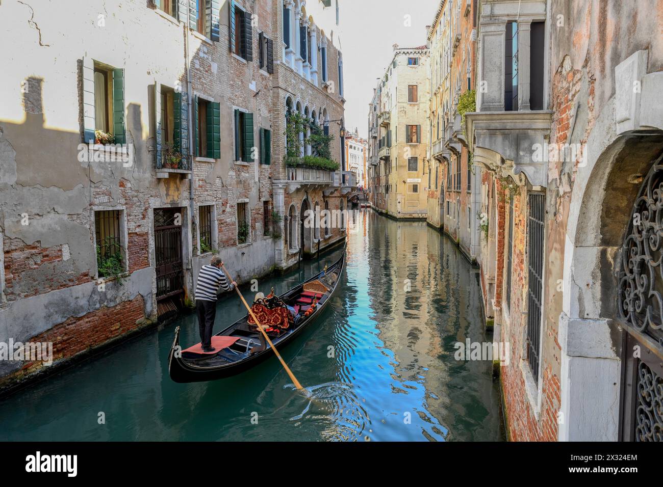 Geografia / viaggi, Italia, Venezia, Venezia, gondola veneziana su un canale vicino al Ponte di Rialto, DIRITTI AGGIUNTIVI-CLEARANCE-INFO-NON-DISPONIBILE Foto Stock