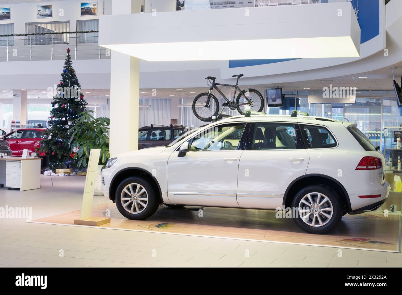 MOSCA - 11 GENNAIO: Sala con le auto e l'albero di Natale nel Volkswagen Varshavka Center l'11 gennaio 2013, Mosca, Russia. Center offre una gamma completa Foto Stock