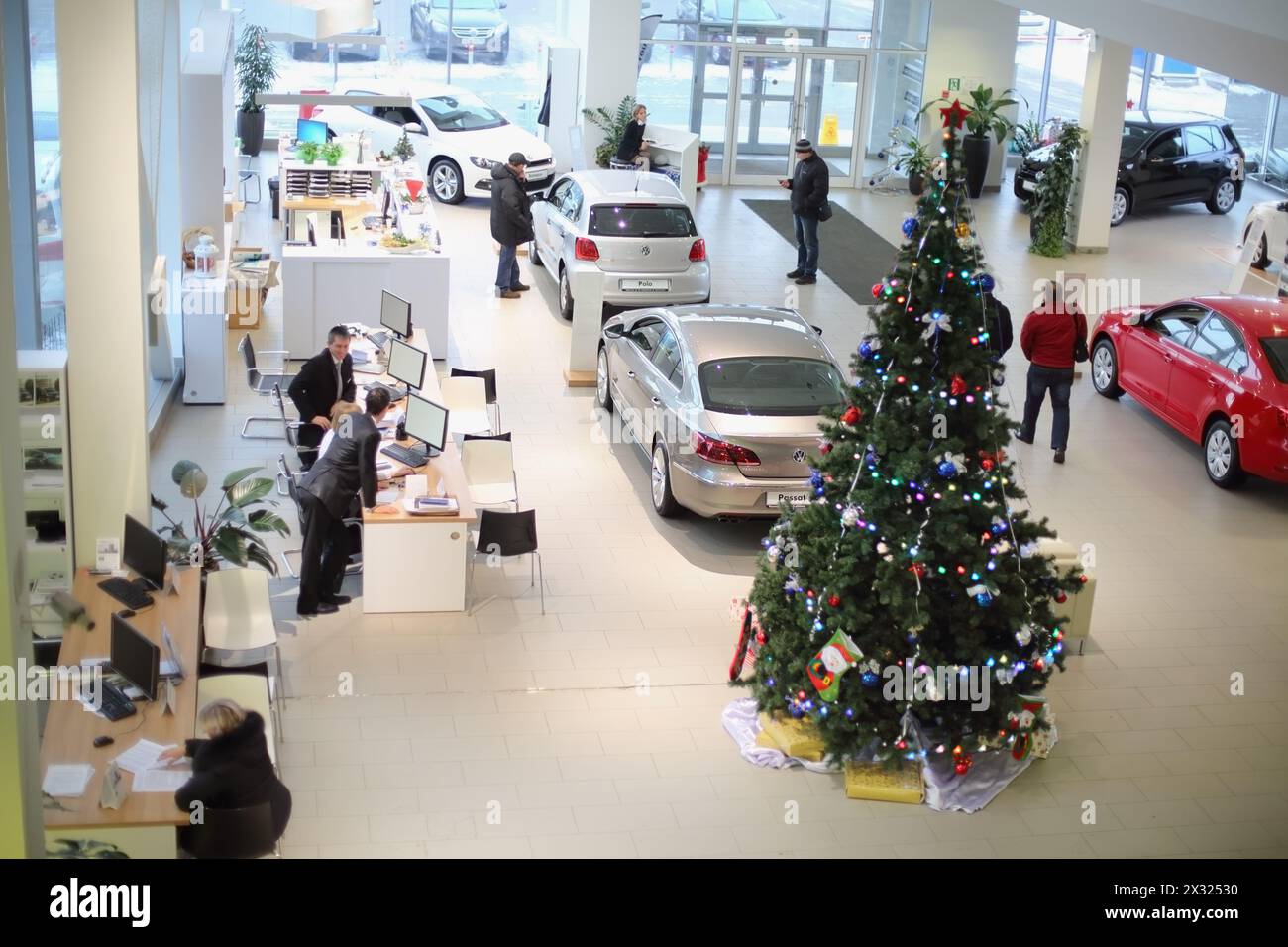 MOSCA - 11 GENNAIO: Vista dall'alto del foyer con reception e auto del Volkswagen Center Varshavka 11 gennaio 2013, Mosca, Russia. Costruzione del centesimo Foto Stock