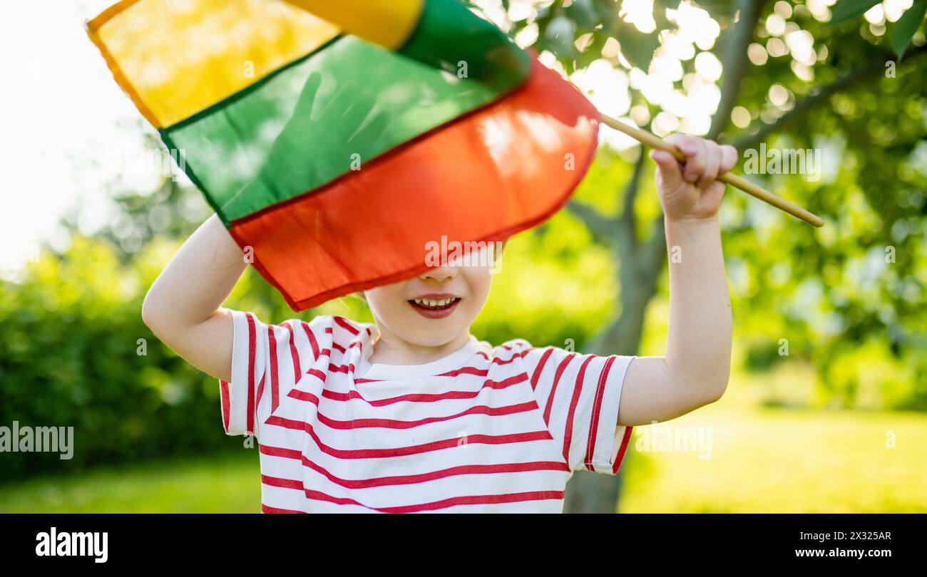 Simpatico ragazzino con bandiera lituana tricolore nel giorno dello stato lituano, Vilnius, Lituania Foto Stock