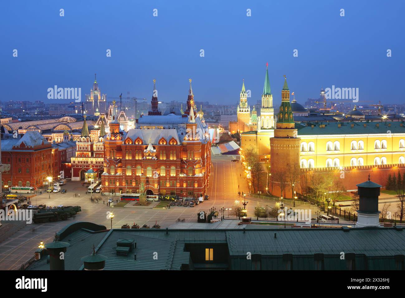MOSCA - 3 MAGGIO: Vista notturna del Museo storico e del Cremlino dal ristorante O2 Lounge, 3 maggio 2013, Mosca, Russia. O2 Lounge - un elegante Foto Stock