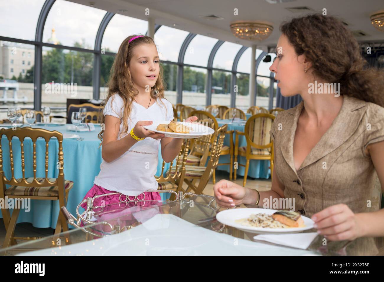 La madre figlia manda il cibo in un ristorante galleggiante Foto Stock