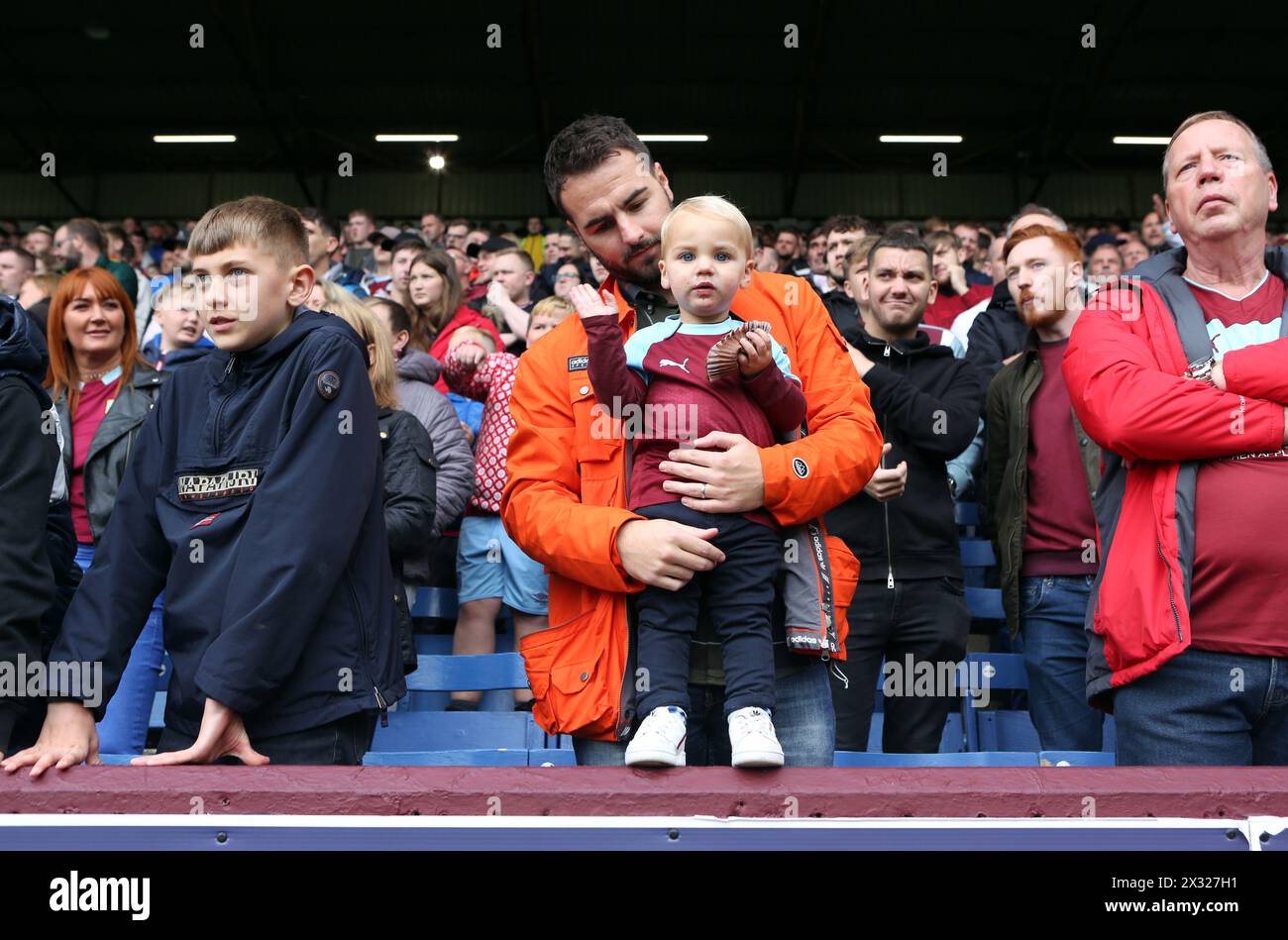 Un padre e suo figlio a Turf Moor durante la partita casalinga con Everton. Burnley Football Club che fa parte del campionato di Premiership dal 2015/16. A. Foto Stock