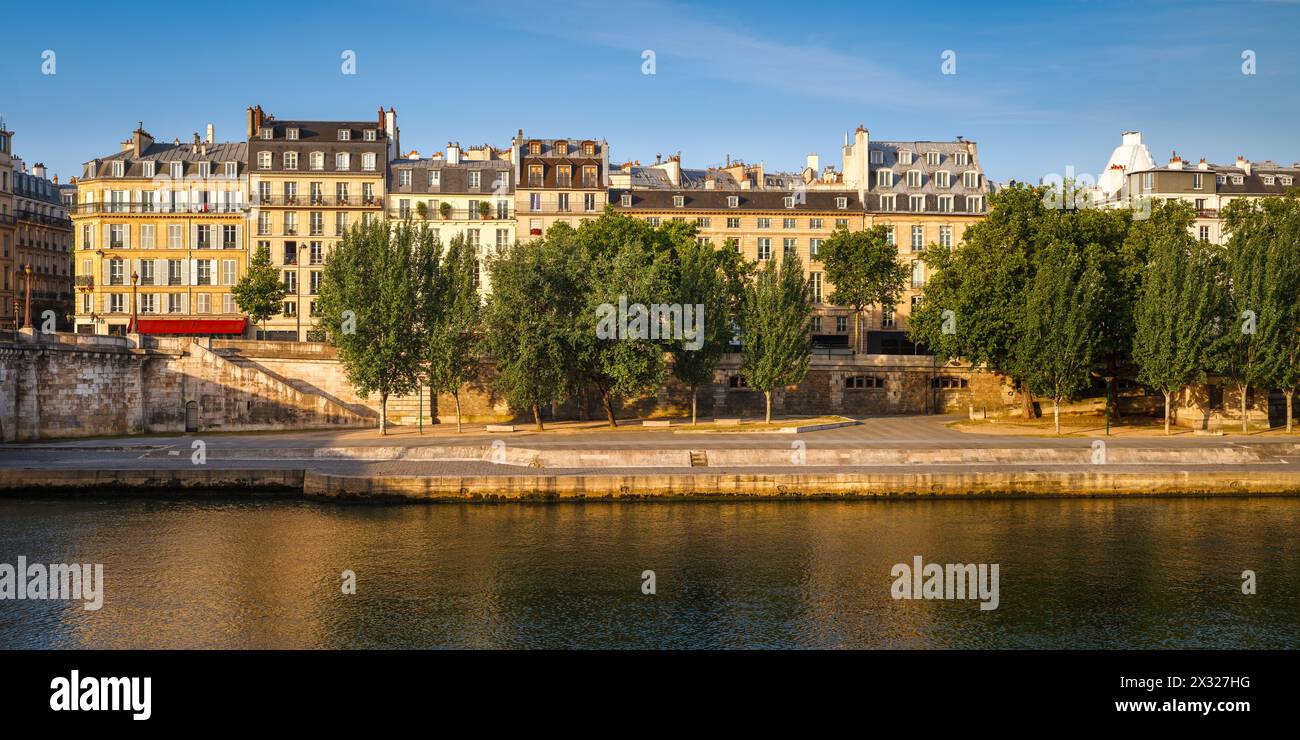 Edifici di Parigi in estate lungo la Senna (sito patrimonio dell'umanità dell'UNESCO). La luce del sole bagna gli edifici storici della sponda sinistra Foto Stock