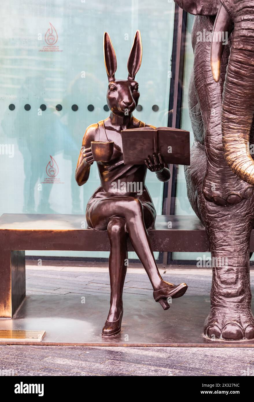 Gillie e la statua di Marco lungo il Tamigi a Londra, Regno Unito Foto Stock