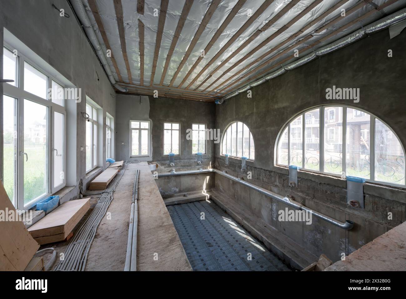 Edificio interno in costruzione con piscina Foto Stock