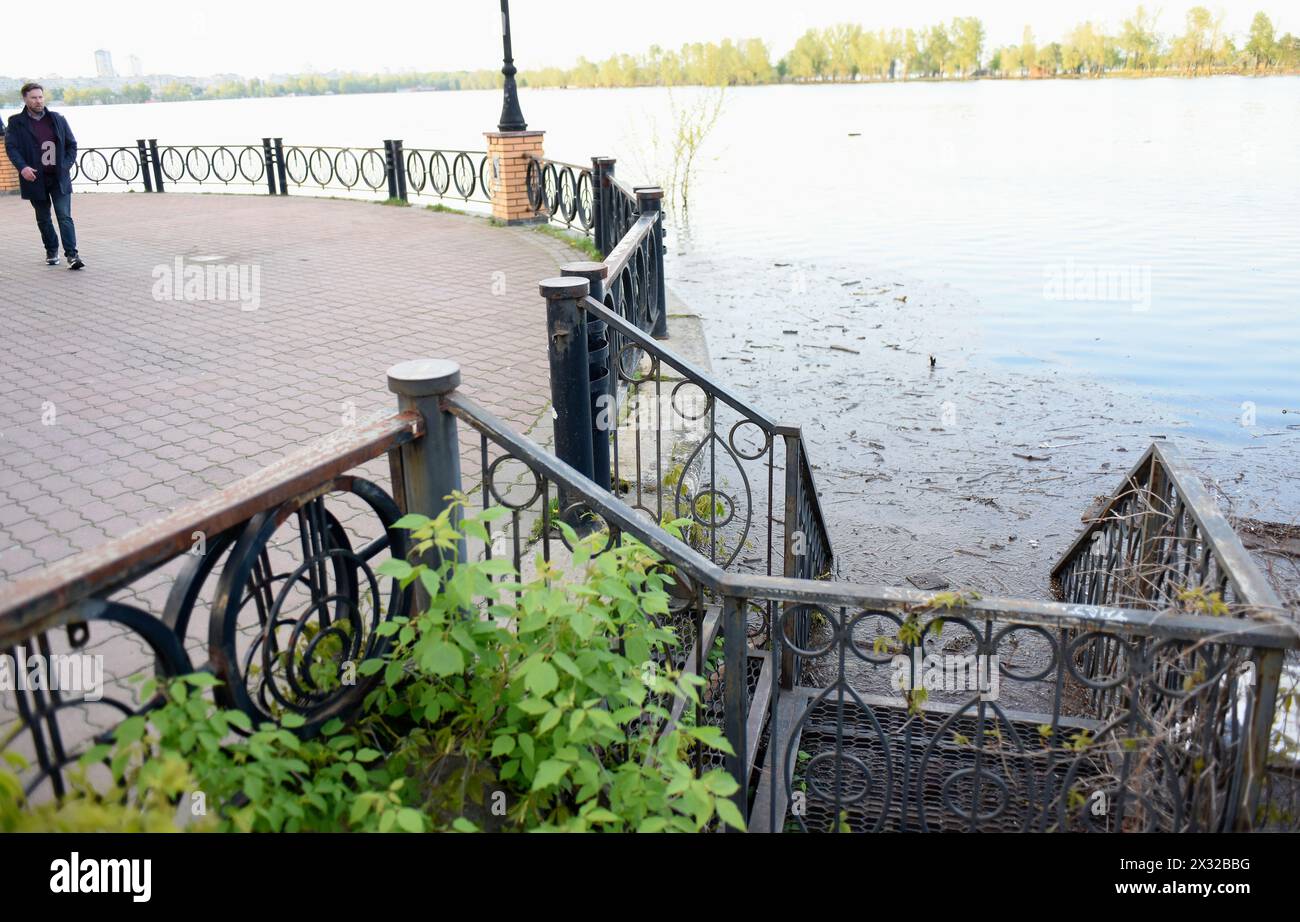 KIEV, UCRAINA - 24 APRILE 2024 - i gradini nel Parco Natalka nel distretto di Obolonskyi sono inondati dall'innalzamento del livello dell'acqua nel fiume Dnipro, Kiev, capitale dell'Ucraina. Foto Stock
