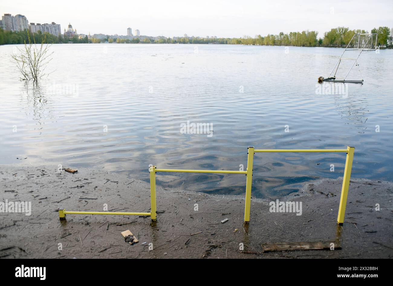 KIEV, UCRAINA - 24 APRILE 2024 - una palestra all'aperto nel Parco Natalka nel distretto di Obolonskyi è inondata dall'innalzamento del livello dell'acqua nel fiume Dnipro, Kiev, capitale dell'Ucraina. Foto Stock