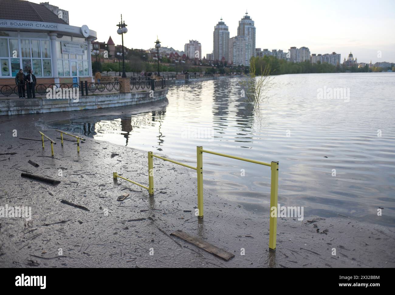 KIEV, UCRAINA - 24 APRILE 2024 - una palestra all'aperto nel Parco Natalka nel distretto di Obolonskyi è inondata dall'innalzamento del livello dell'acqua nel fiume Dnipro, Kiev, capitale dell'Ucraina. Foto Stock