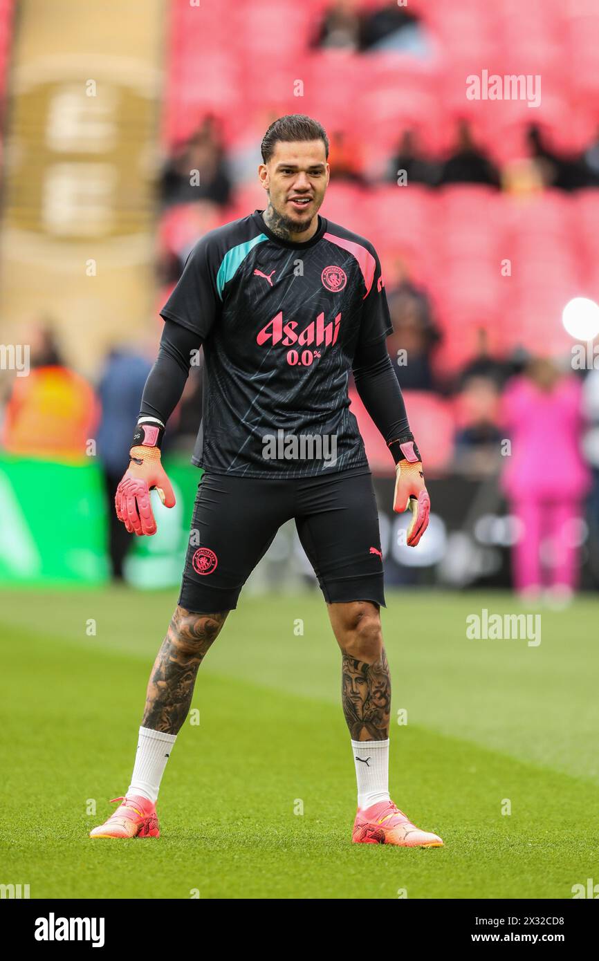 Ederson of Manchester City - Manchester City vs Chelsea, la semifinale della Coppa degli Emirati Arabi, Wembley Stadium, Londra, Regno Unito - 20 aprile 2024 Foto Stock