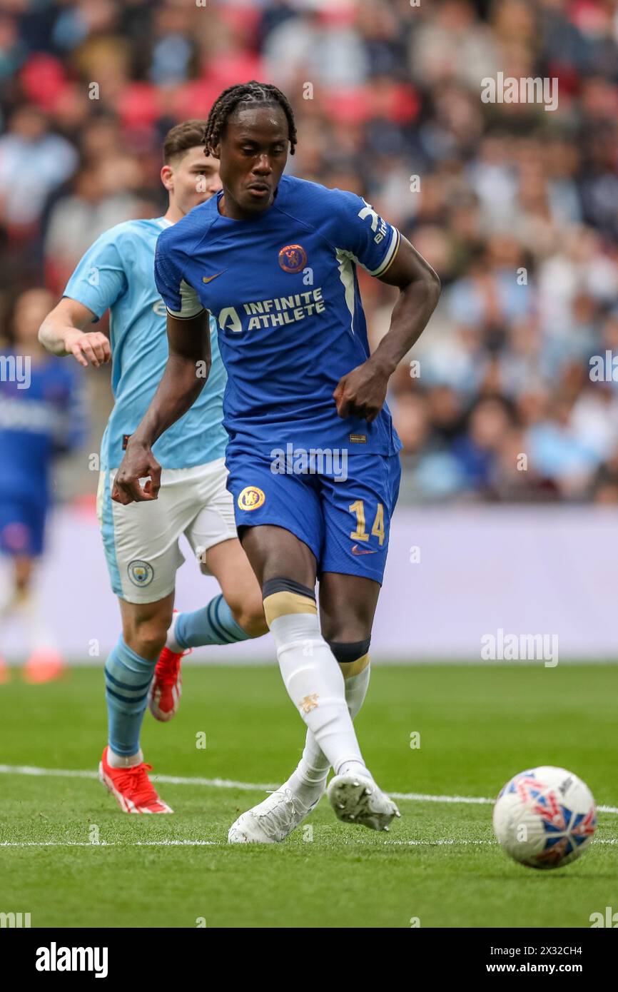 Trevoh Chalobah of Chelsea- Manchester City vs Chelsea, la semifinale della Coppa degli Emirati, Wembley Stadium, Londra, Regno Unito - 20 aprile 2024 Foto Stock